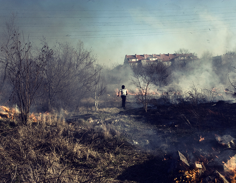 Pożar wywołany przez pobliskich mieszkańców, mający na celu zastraszyć Romów przebywających w slumsach; z cyklu "Stigma", fot. Adam Lach, Napo Images